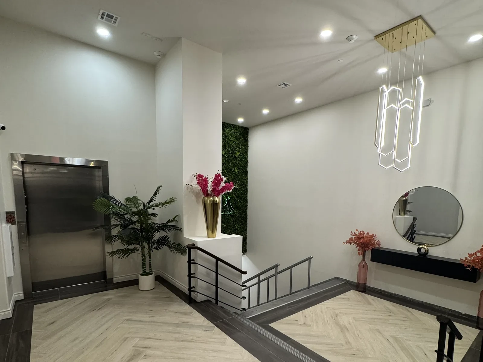 Building lobby at 1508 Union Turnpike, North New Hyde Park, with the elevator and stairs down to Dr. Anthony Gordon Acupuncture, Suite 133